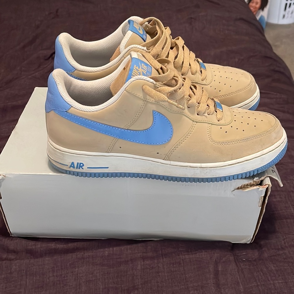 Nike Air Force 1 07’ light blue and tan
